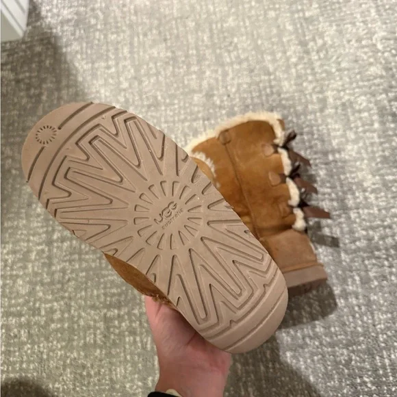 Girls Ugg Boots - Picture 2 of 8